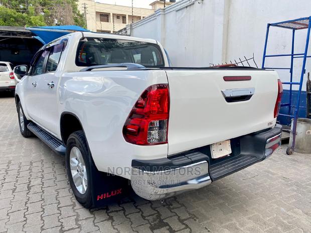 2018 Toyota Hilux Off-White: SR5, 4x4 Access Cab