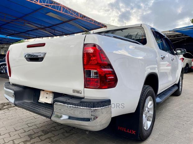 2018 Toyota Hilux Off-White: SR5, 4x4 Access Cab