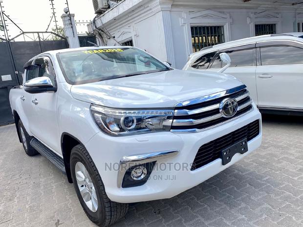 2018 Toyota Hilux Off-White: SR5, 4x4 Access Cab