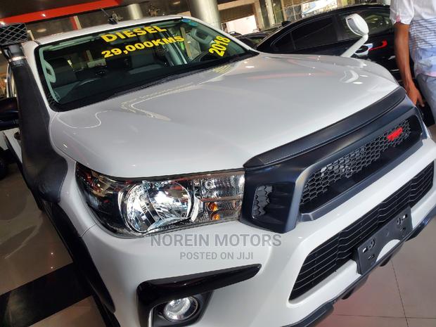 White Toyota Hilux 2018 - Robust Truck for Adventure Seekers