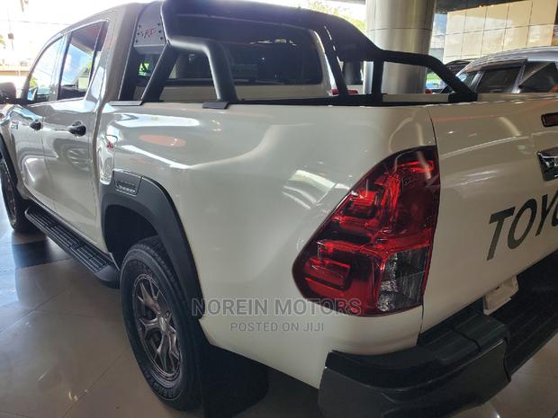 White Toyota Hilux 2018 - Robust Truck for Adventure Seekers