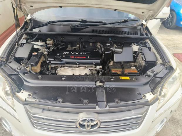 Toyota Vanguard 2010 White