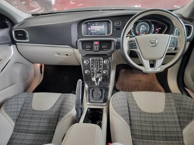 Volvo V40 2017 Off white