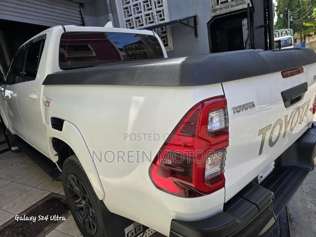 Toyota Hilux 2022 White
