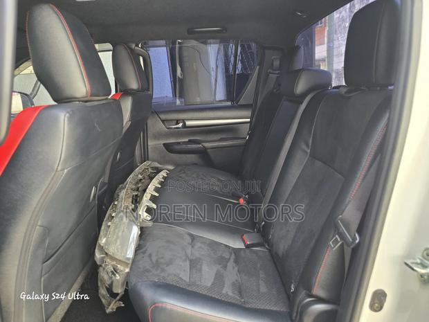 Toyota Hilux 2022 White