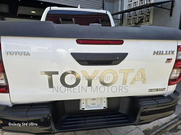 Toyota Hilux 2022 White
