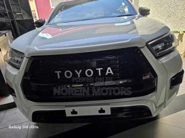Toyota Hilux 2022 White