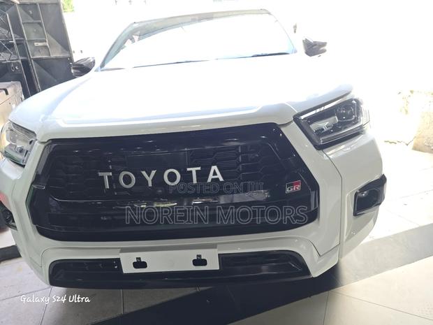 Toyota Hilux 2022 White