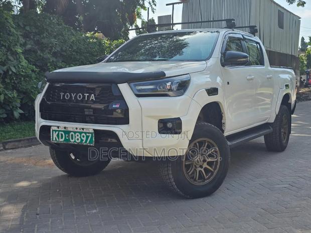 Toyota Hilux 2022 White