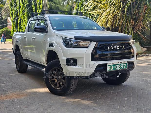 Toyota Hilux 2022 White