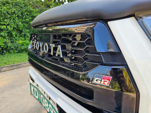 Toyota Hilux 2022 White
