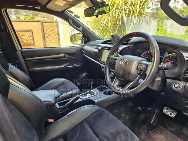 Toyota Hilux 2022 White