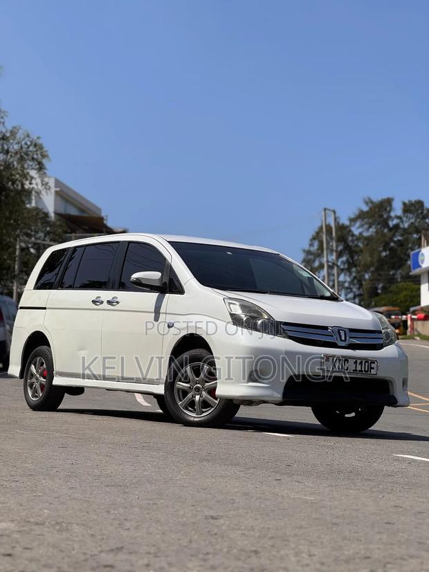 Toyota ISIS 2015 White