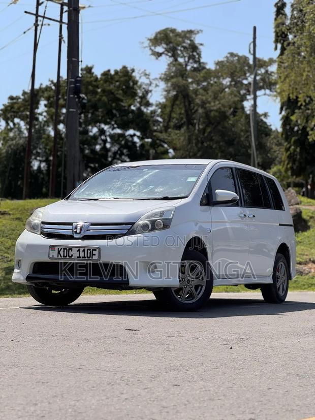 Toyota ISIS 2015 White