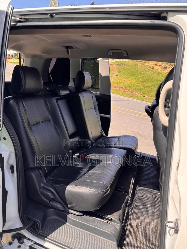 Toyota ISIS 2015 White