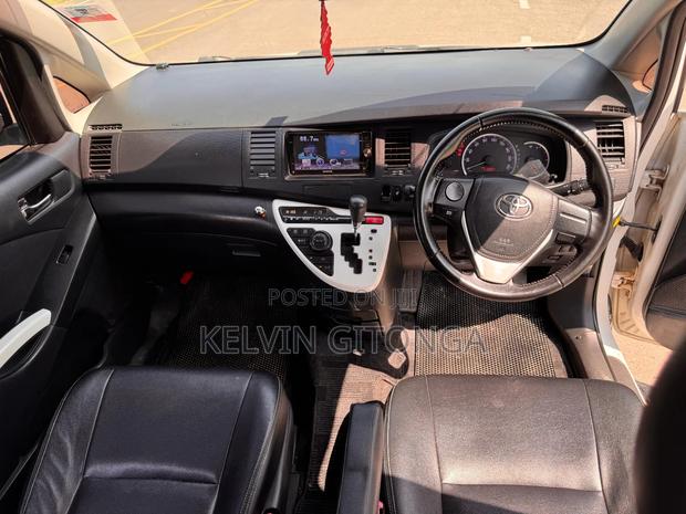 Toyota ISIS 2015 White