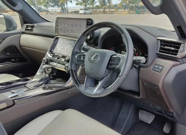 Lexus LX 2023 Green