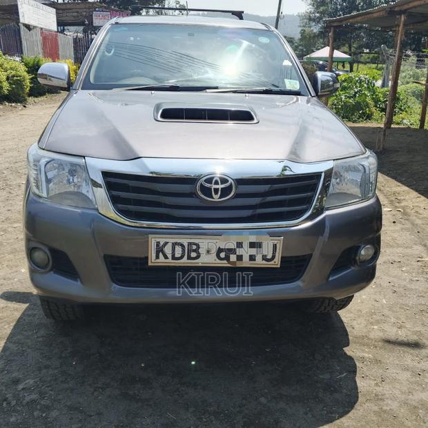 Toyota Hilux 2015 Gray
