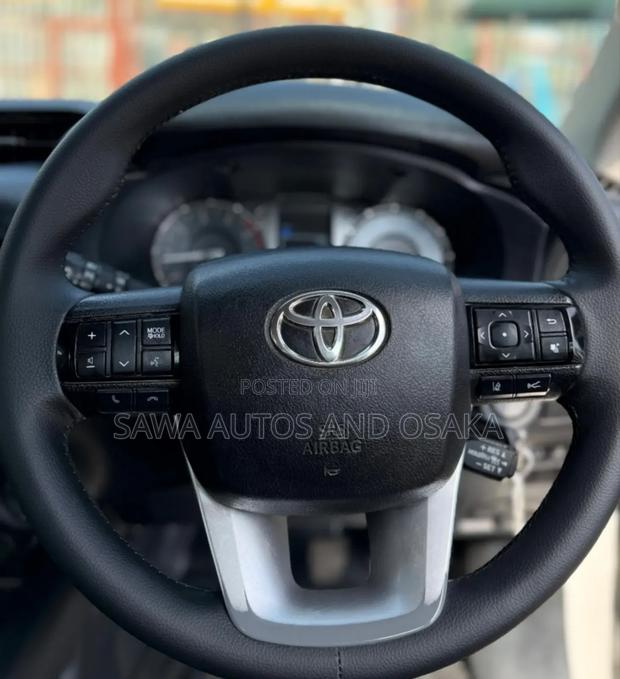 Toyota Hilux 2021 White