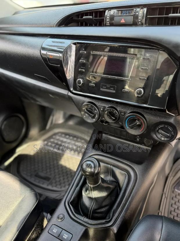 Toyota Hilux 2021 White