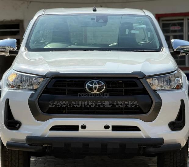 Toyota Hilux 2021 White
