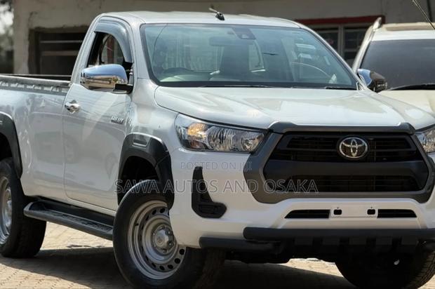 Toyota Hilux 2021 White