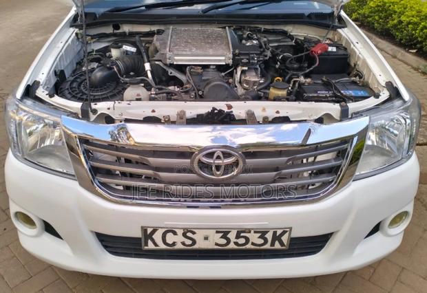 Toyota Hilux 2.5 D-4D 4X4 SRX 2011 White