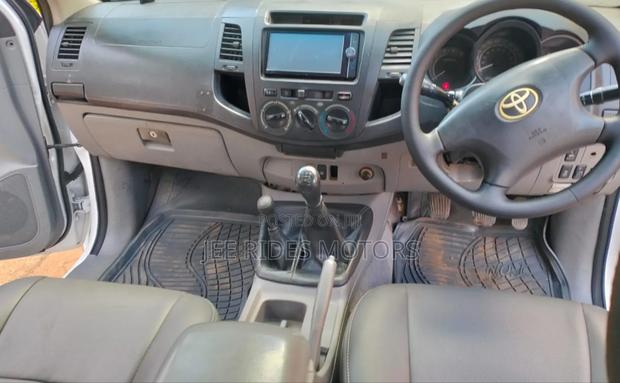 Toyota Hilux 2.5 D-4D 4X4 SRX 2011 White