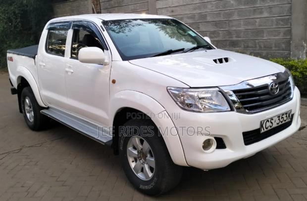 Toyota Hilux 2.5 D-4D 4X4 SRX 2011 White