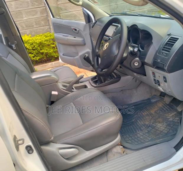 Toyota Hilux 2.5 D-4D 4X4 SRX 2011 White