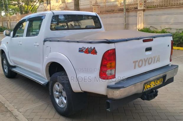 Toyota Hilux 2.5 D-4D 4X4 SRX 2011 White