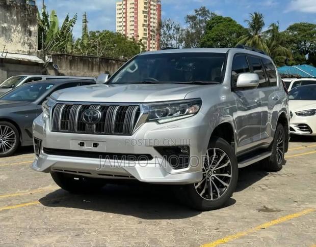 Toyota Land Cruiser Prado 2.8 2022 Silver