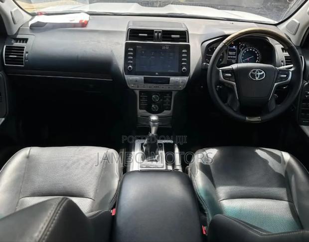 Toyota Land Cruiser Prado 2.8 2022 Silver