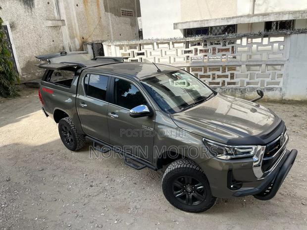 Toyota Hilux 2022 Gray