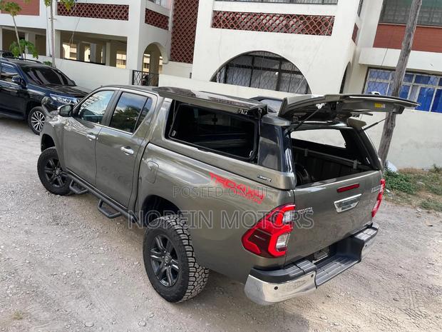 Toyota Hilux 2022 Gray