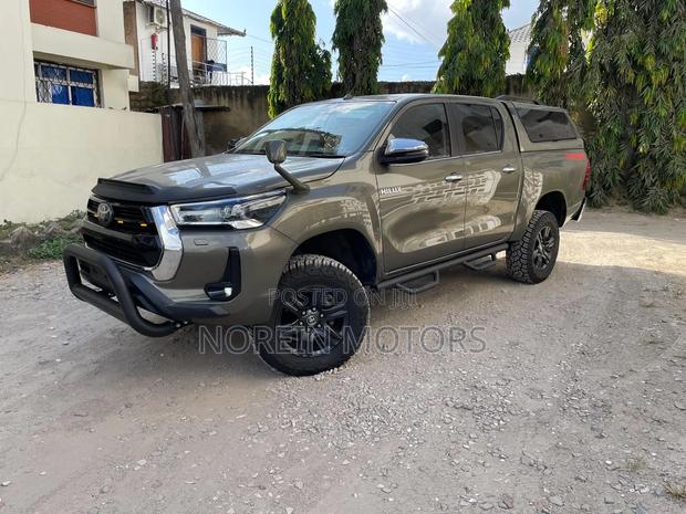 Toyota Hilux 2022 Gray