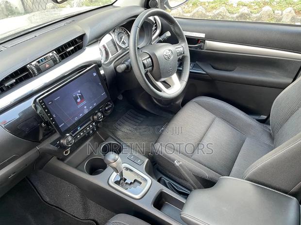 Toyota Hilux 2022 Gray