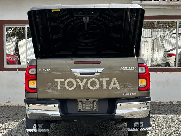 Toyota Hilux 2021 Gold