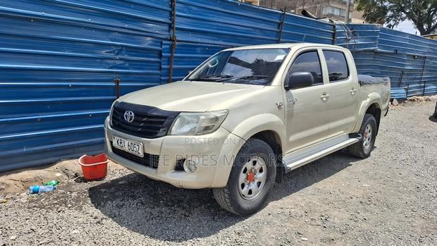 Toyota Hilux 2.5 D-4D 4X4 SRX 2012 Gold