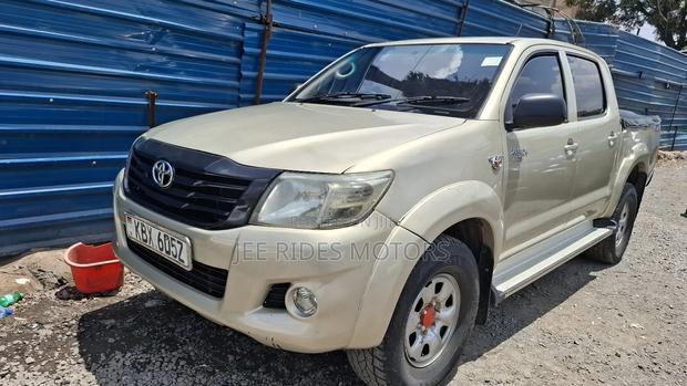 Toyota Hilux 2.5 D-4D 4X4 SRX 2012 Gold
