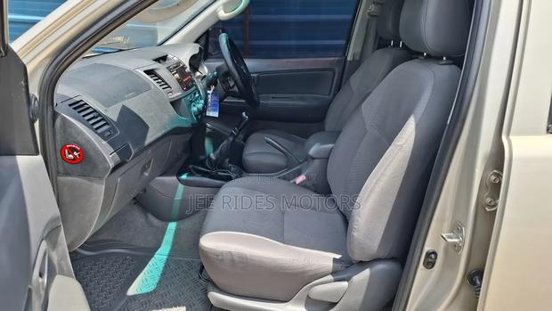 Toyota Hilux 2.5 D-4D 4X4 SRX 2012 Gold