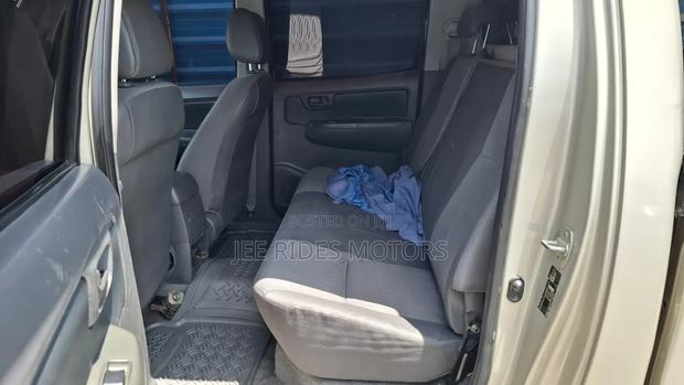 Toyota Hilux 2.5 D-4D 4X4 SRX 2012 Gold