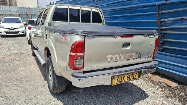 Toyota Hilux 2.5 D-4D 4X4 SRX 2012 Gold