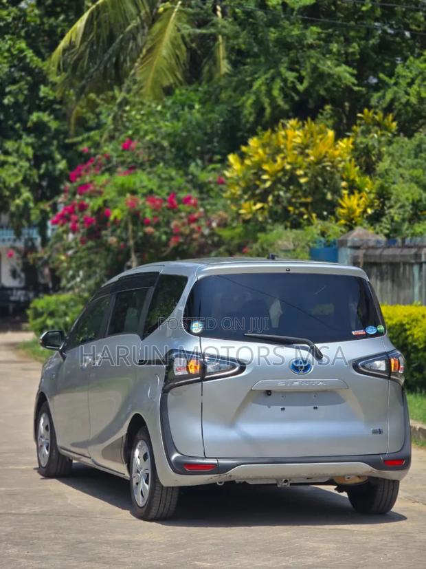 Toyota Sienta 2018 Silver