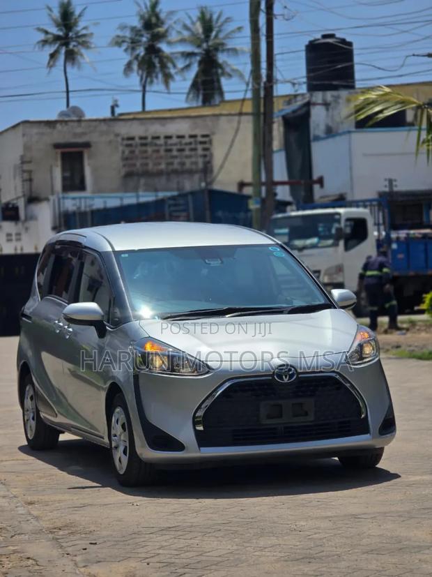 Toyota Sienta 2018 Silver