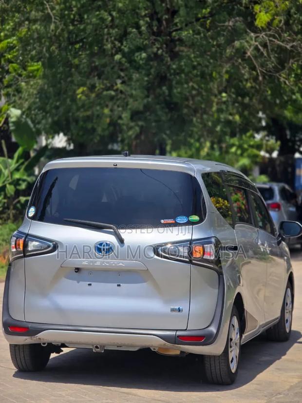 Toyota Sienta 2018 Silver