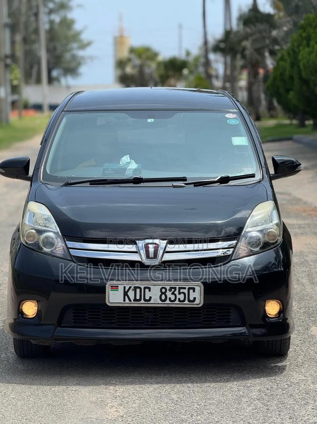 Toyota ISIS 2015 Black