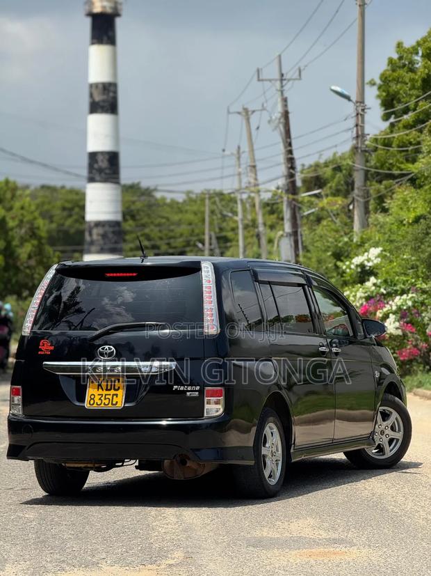 Toyota ISIS 2015 Black