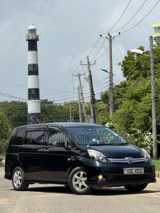 Toyota ISIS 2015 Black
