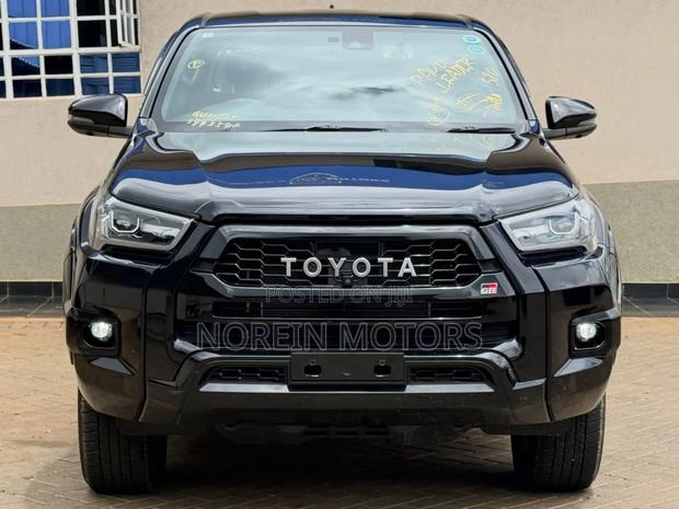 Toyota Hilux 2022 Matt Black